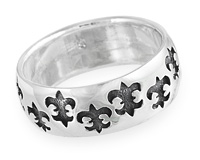 Круглое кольцо с орнаментом в виде fleur de lis