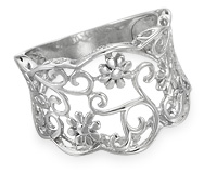 Широкое ажурное кольцо с цветочным орнаментом