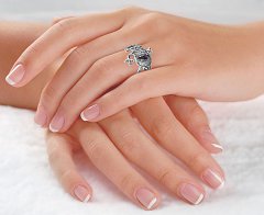 Серебряное кольцо Ящерка с аметистом, фото на пальце