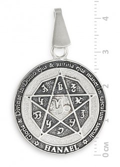 Обратная сторона подвески: знак зодиака Козерог, пентаграмма и надпись на латыни