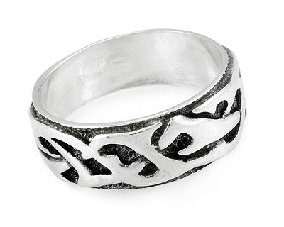 Стильное кольцо из серебра с орнаментом