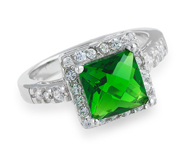 Квадратный серебряный перстень с зеленым камнем