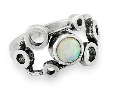 Необычное кольцо из серебра с белым опалом