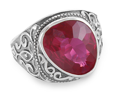 Яркий перстень-печатка с красным корундом рубином