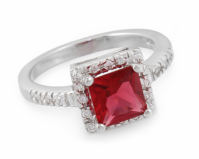 Кольцо с красным камнем из родированного серебра 