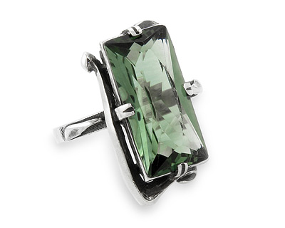 Женский перстень с крупным зеленым камнем