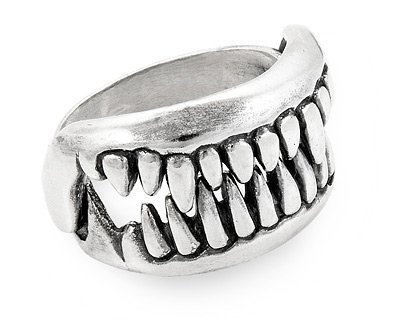 Подвижное кольцо из серебра с челюстью