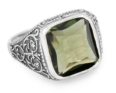 Яркий серебряный перстень с крупным камнем