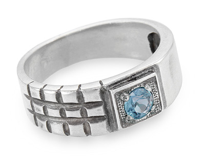 Стильное кольцо из серебра с топазом