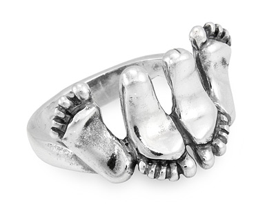 Серебряное кольцо в виде ног - пяток