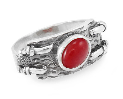Стильное кольцо из серебра с красным кораллом 