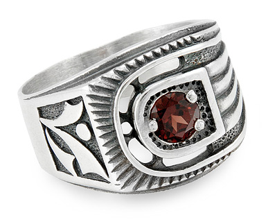 Мужское кольцо - перстень из серебра с гранатом