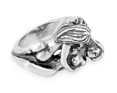 Серебряное кольцо две девушки в объятьях